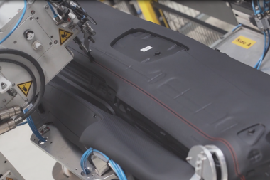 Robotické šití švů na přístrojové desce