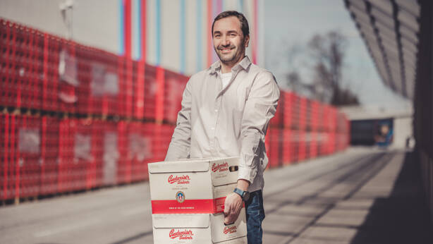 Naším nejmilejším benefitem je bezesporu 20 litrů našeho ležáku měsíčně. Na co dalšího se u nás můžeš těšit?