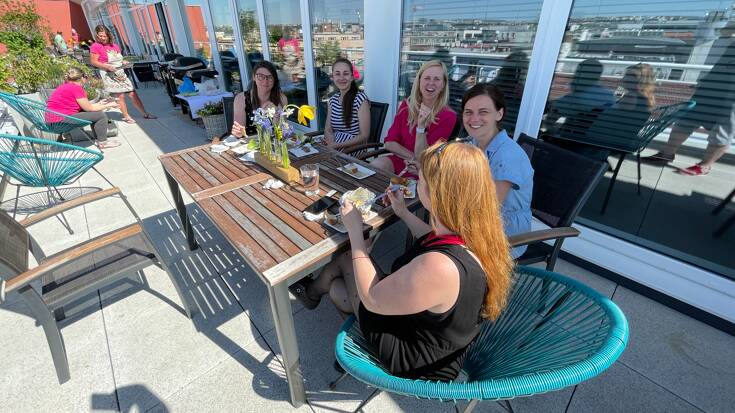 Naše sídlo je v Karlíně, kde máme i bezva terasu