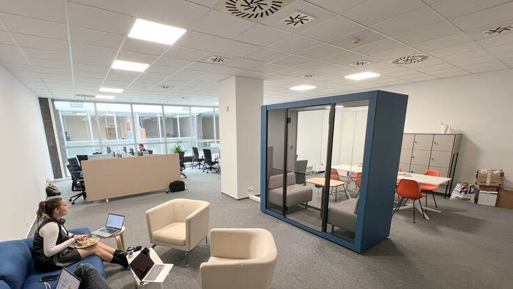Máme možnost využívat Home Office, avšak máme krásné kanceláře v Praze a Ostravě, kde se rádi potkáváme!