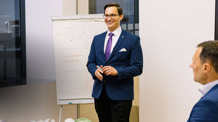 Štěpán Křeček - hlavní ekonom BH Securities, a.s. při poradě s kolegy