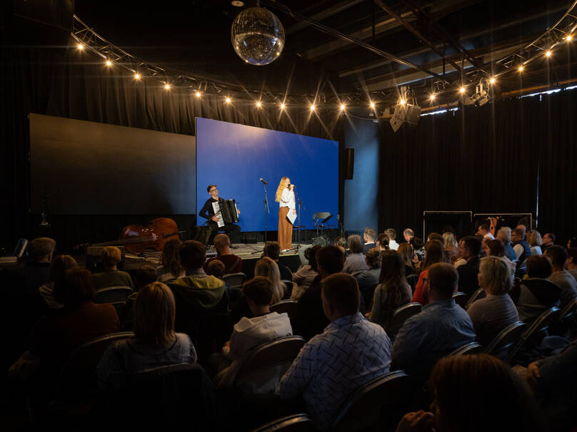 Hudba, světla, lidi. Tak si hýčkáme atmosféru.