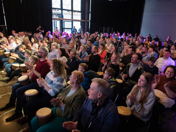 Máme možnosti učit se vždy něco nového - např. bongo bubny :) Společný rytmus.