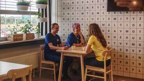 Posezení v zaměstnanecké restauraci