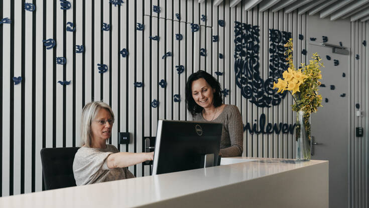 Sídlíme v moderních prostorách na Palmovce ve Voctářově ulici. Hned po příchodu k nám ve 3.patře vás přivítají naše milé recepční.