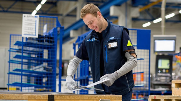 Výrobním operátorům vzniká pod rukama finální produkt