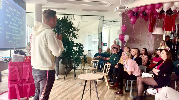Servírování novinek na pravidelném All Hands business update pro všechny kolegy