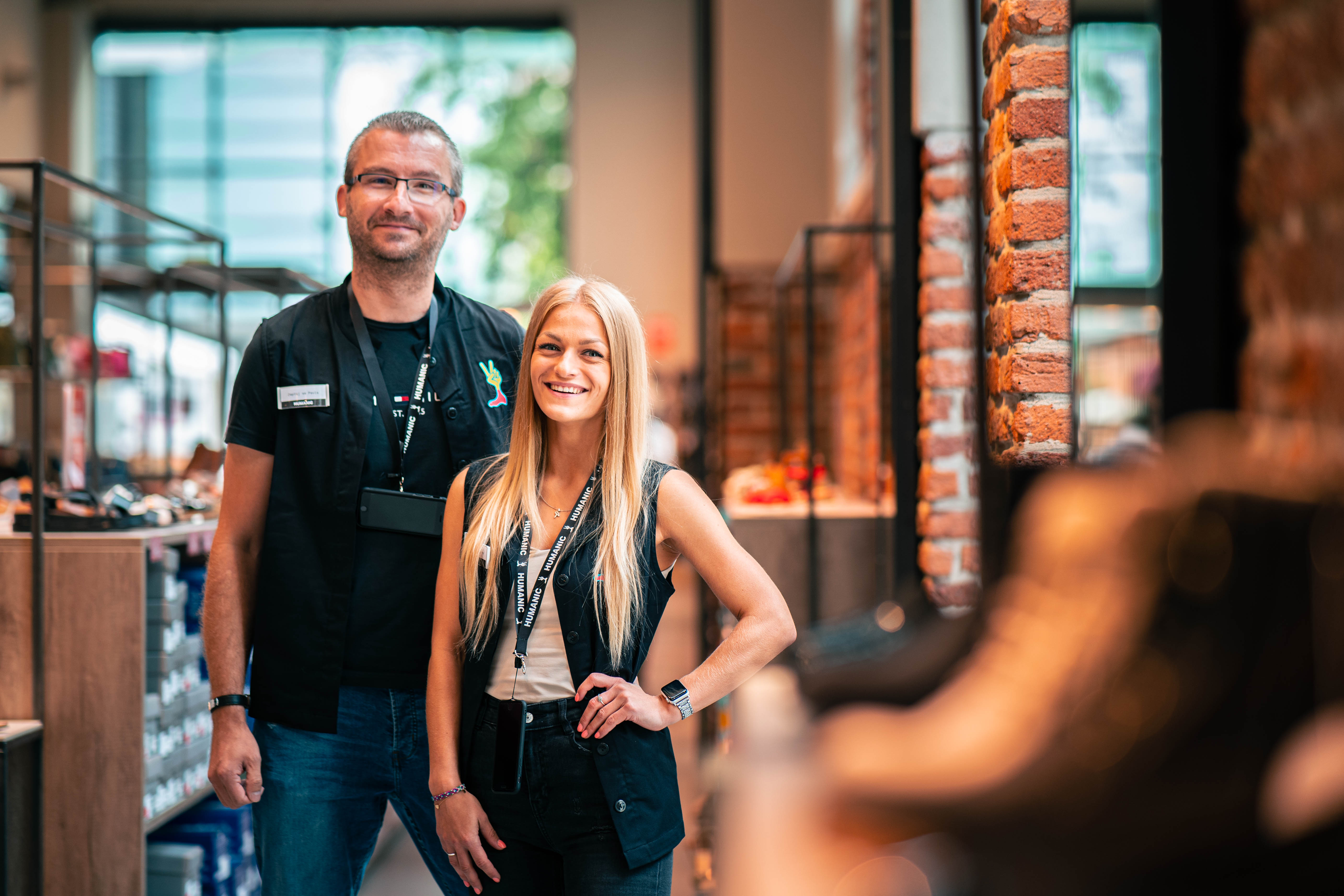 Vedoucí jedné z našich prodejen v Praze se svým personálem.