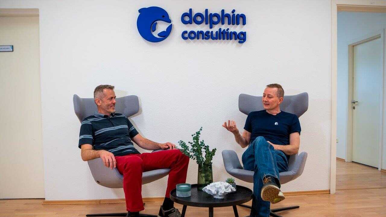 Zakladatelé delfínů Jakub s Tomášem v kancelářích na Proseku