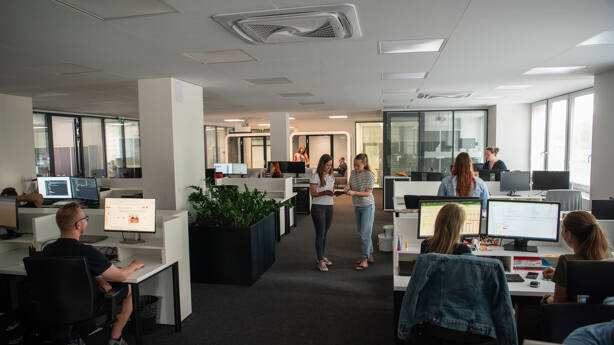 V kanceláři panuje přátelská a uvolněná atmosféra, která podporuje spolupráci i dobrou náladu.