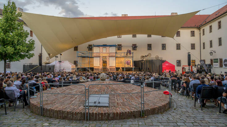 Shakespeare ožívá každé léto – a my jsme u toho jako hrdý sponzor Shakespearovských slavností v Brně, Praze a Bratislavě.