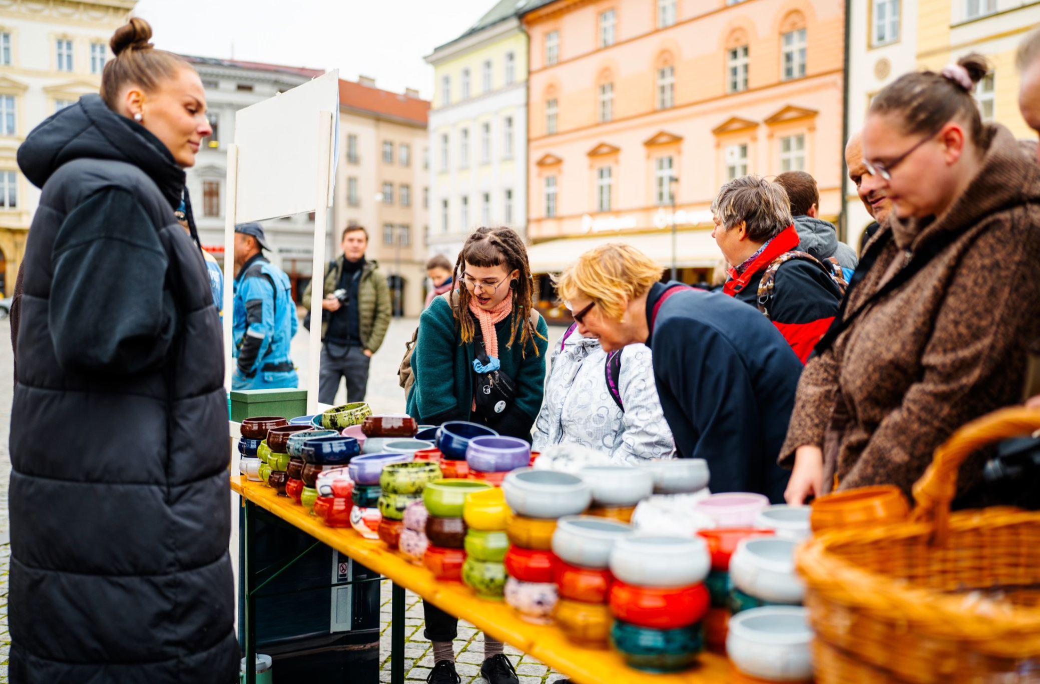 Benefiční prodej polévek ke Dni lidí bez domova
