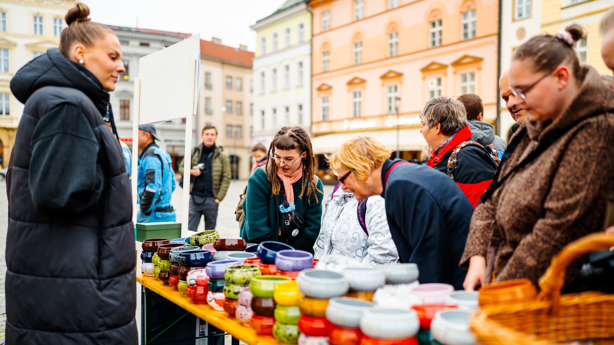 Benefiční prodej polévek ke Dni lidí bez domova