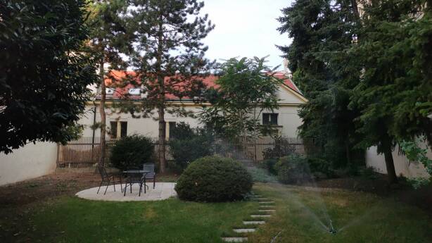 Zahrada ve vnitrobloku kancelářské budovy