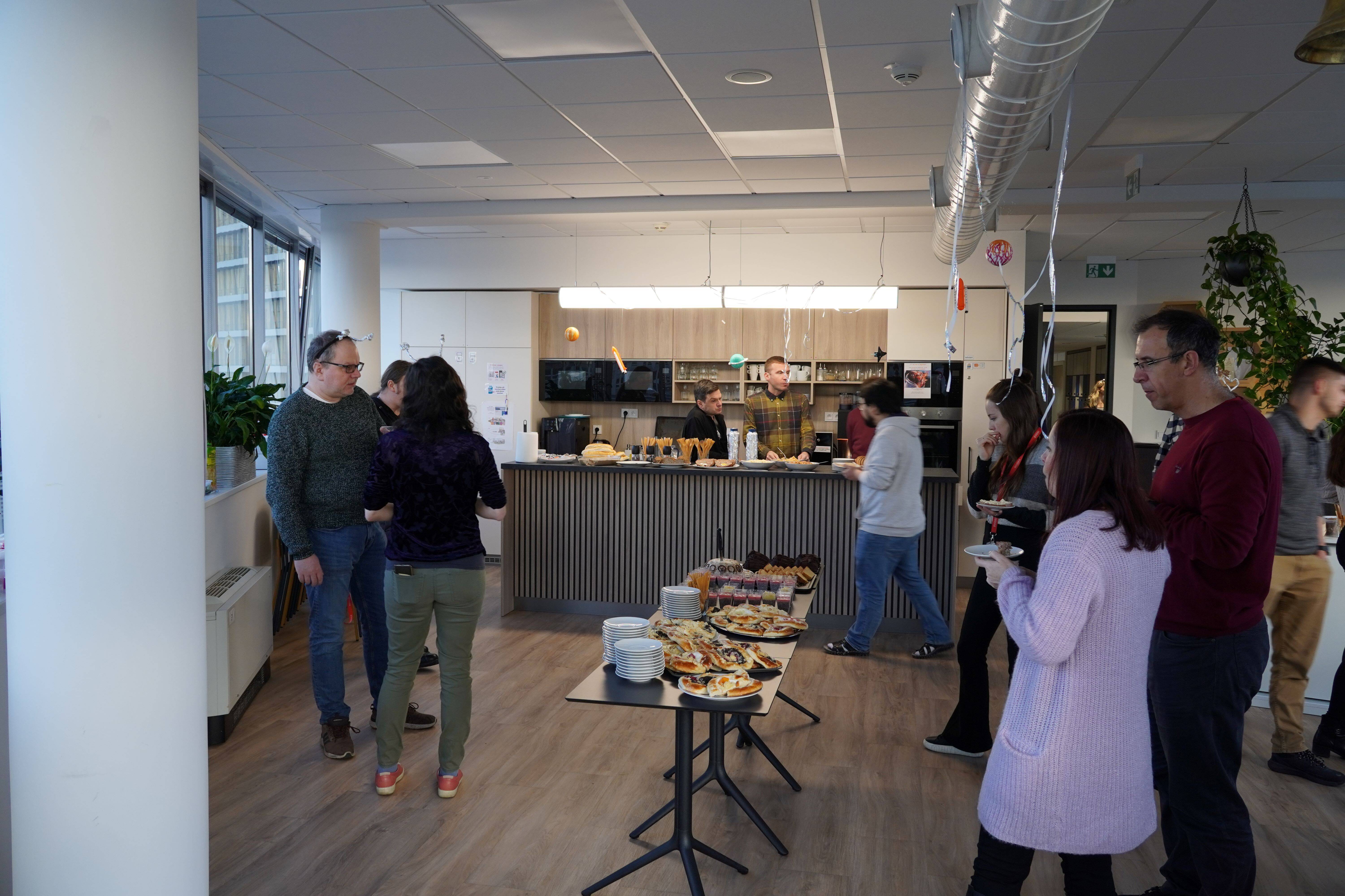 Každý měsíc připravuje občerstvení jiný tým.