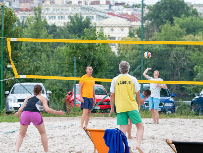 I summer párty mají sportovní chvilku.