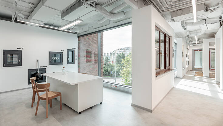 16 showroomů + 4 výrobní závody v České republice