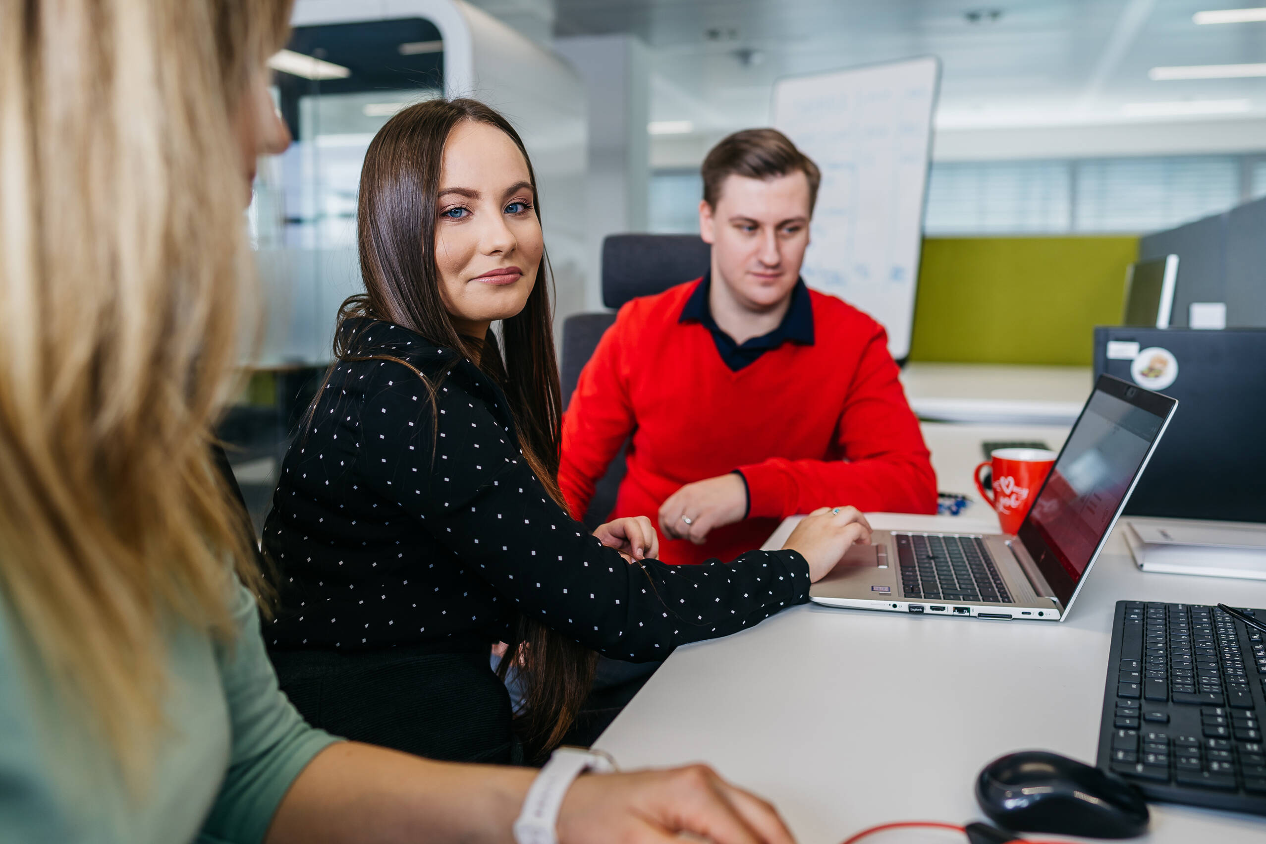 Pracovní prostředí v open space pražské centrály na Brumlovce